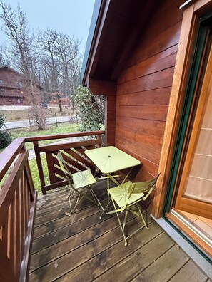 คลาสสิกอพาร์ทเมนท์ | ลานระเบียง/นอกชาน