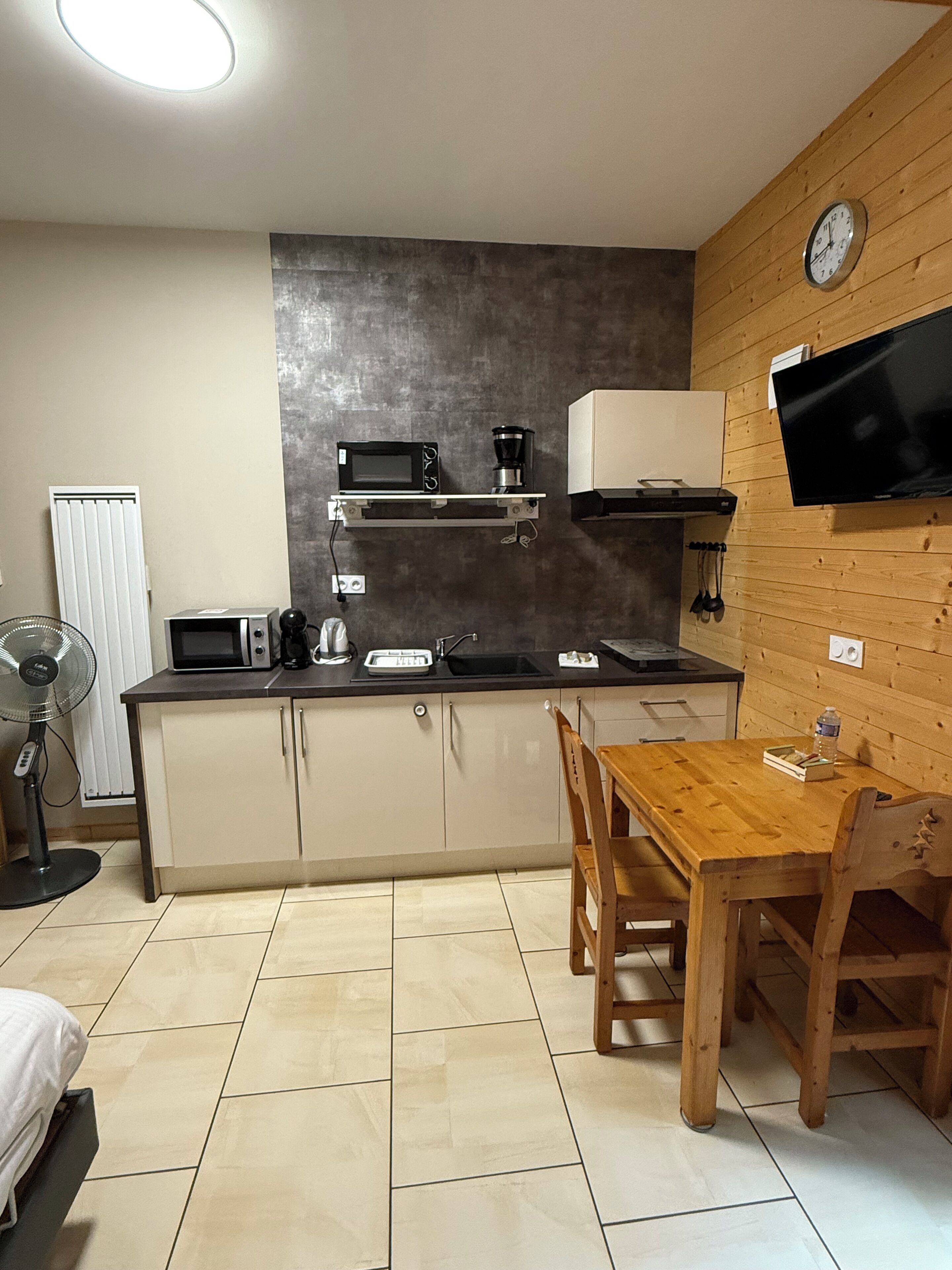 Studio Classique | Cuisine privée | Réfrigérateur, micro-ondes, four, plaque de cuisson
