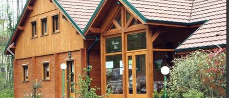 Vista frontal de la propiedad