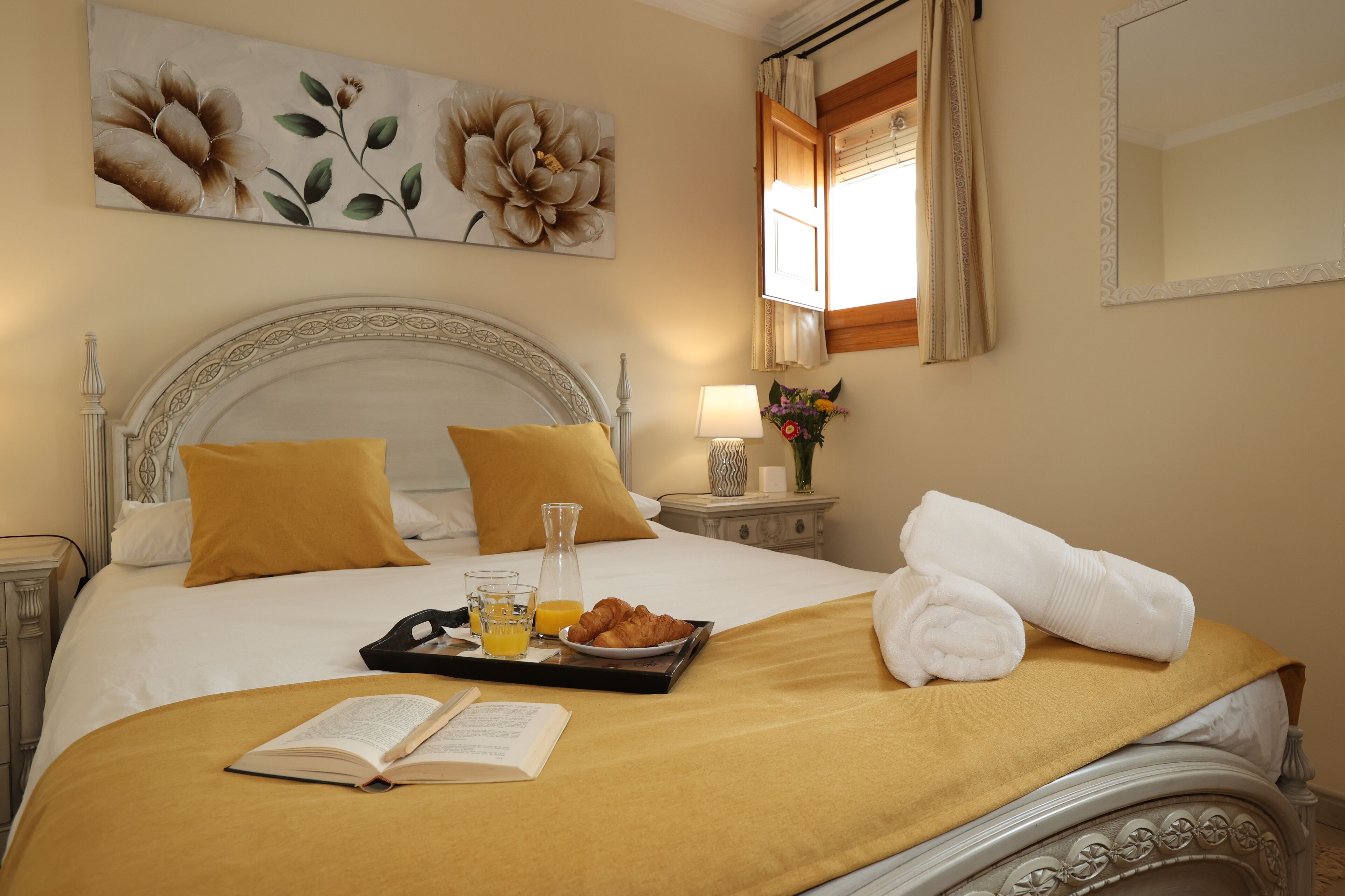 5 chambres, coffres-forts dans les chambres, bureau