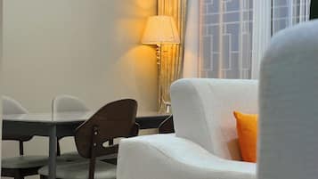 Familie appartement, balkon, uitzicht op de stad | Woonruimte