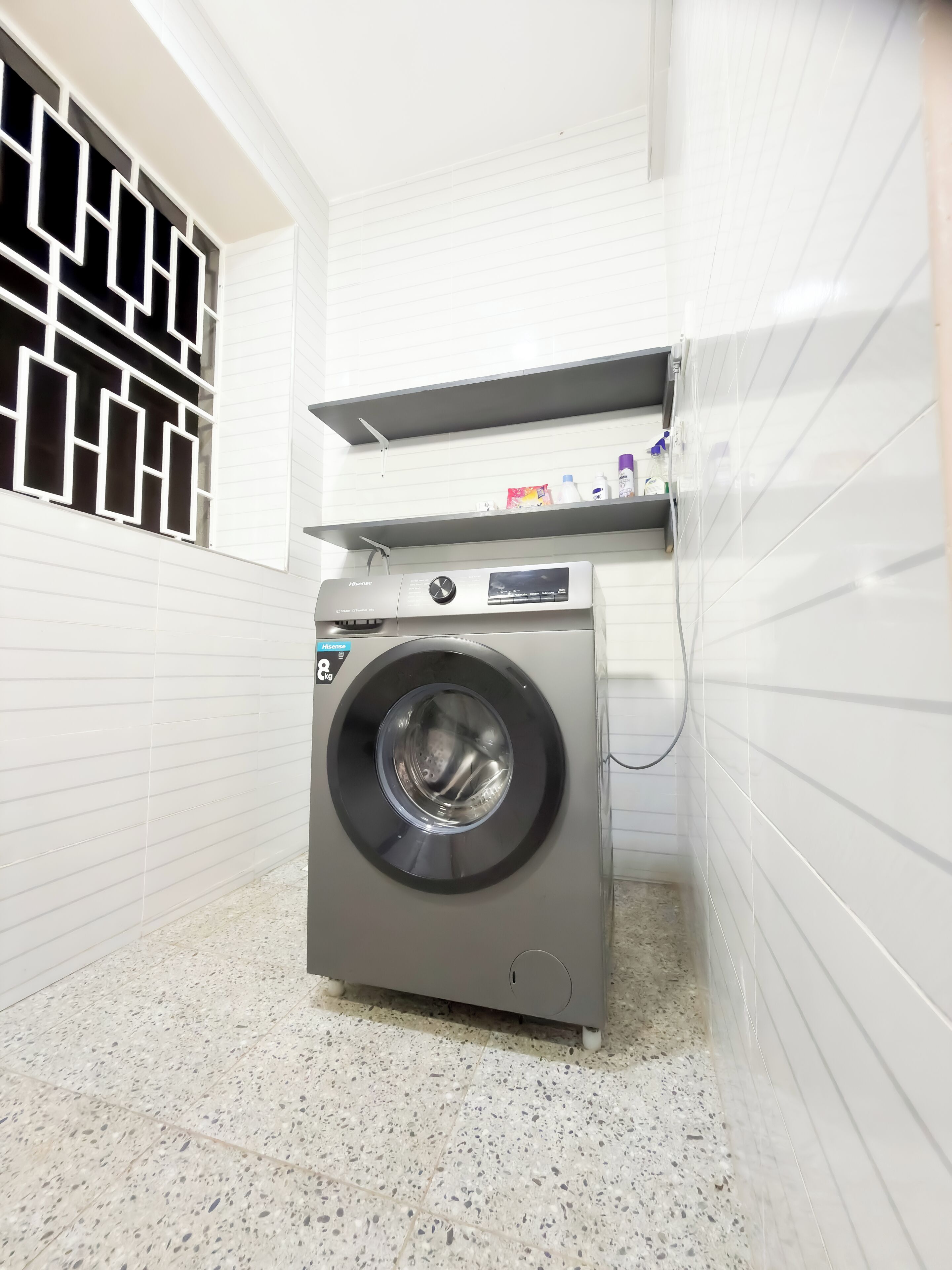 Familieleilighet, balkong, byutsikt | Bad | Tøfler