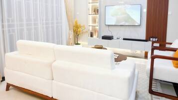 Familie appartement, balkon, uitzicht op stad | Woonruimte | Een flatscreentelevisie