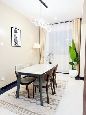 Familienapartment, Balkon, Stadtblick | Essbereich im Zimmer