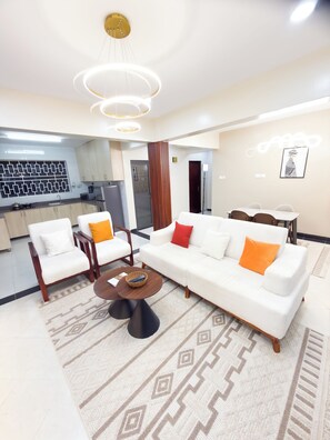 Appartement Familial, balcon, vue ville | Coin séjour | Télévision à écran plat