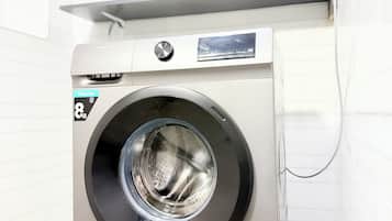 Familie appartement, balkon, uitzicht op stad | Badkamer | Pantoffels