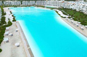 Outdoor pool - Relax by the 30,000 m² Crystal Lagoon – Stylish 2BR Apt. 5 min drive Downtown PC (punta cana)