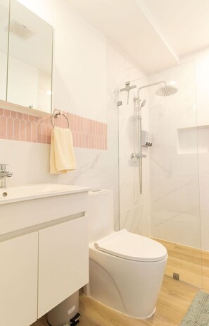 Secadora de cabello, toallas, jabón, papel de baño 