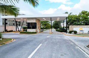 Property grounds - Relax by the 30,000 m² Crystal Lagoon – Stylish 2BR Apt. 5 min drive Downtown PC (punta cana)