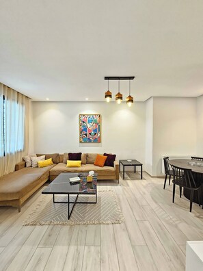 Books - Contemporary Haven of La Marsa S 22 (Marsa)