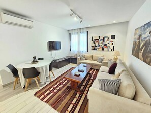 Een televisie en boeken