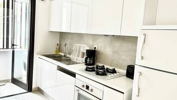 Réfrigérateur, micro-ondes, four, plaque de cuisson