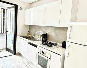 Een koelkast, een magnetron, een oven, een kookplaat