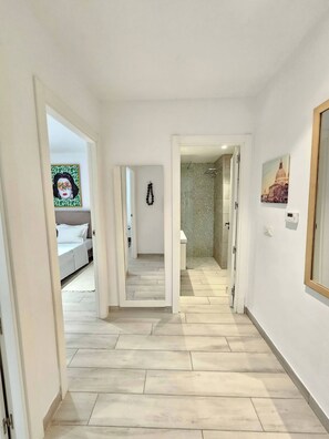 2 slaapkamers, een strijkplank/strijkijzer, internet, beddengoed