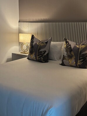 2 bedrooms, iron/ironing board, Internet - Luxury 2 Bedroom Apartment Near Monte Casino, Johannesburg (Sandton)