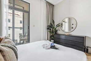 Iron/ironing board, WiFi, bed sheets - Free housekeeping visits during your stay - StayShort - Beautiful 1 Bed Apartment in Business Bay that Sleeps 4! (Business Bay)