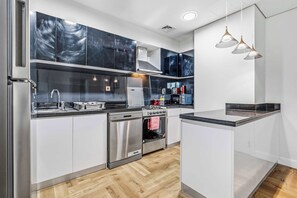 Fridge, microwave, oven, stovetop - Free housekeeping visits during your stay - StayShort - Beautiful 1 Bed Apartment in Business Bay that Sleeps 4! (Business Bay)