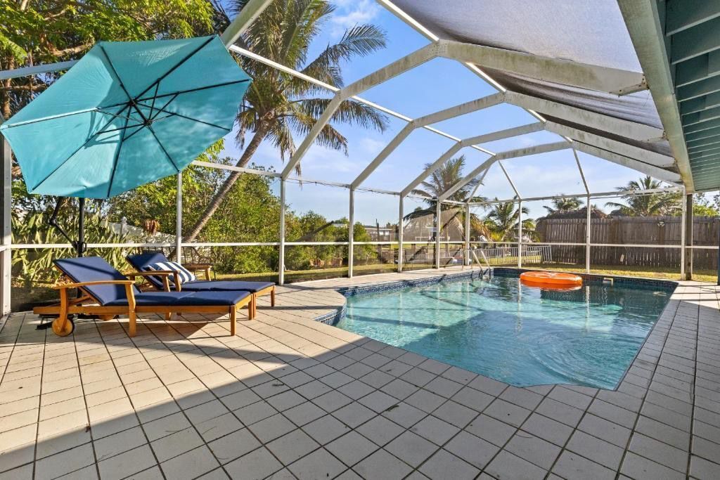 Outdoor pool, pool umbrellas, sun loungers