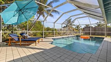 Outdoor pool, pool umbrellas, sun loungers