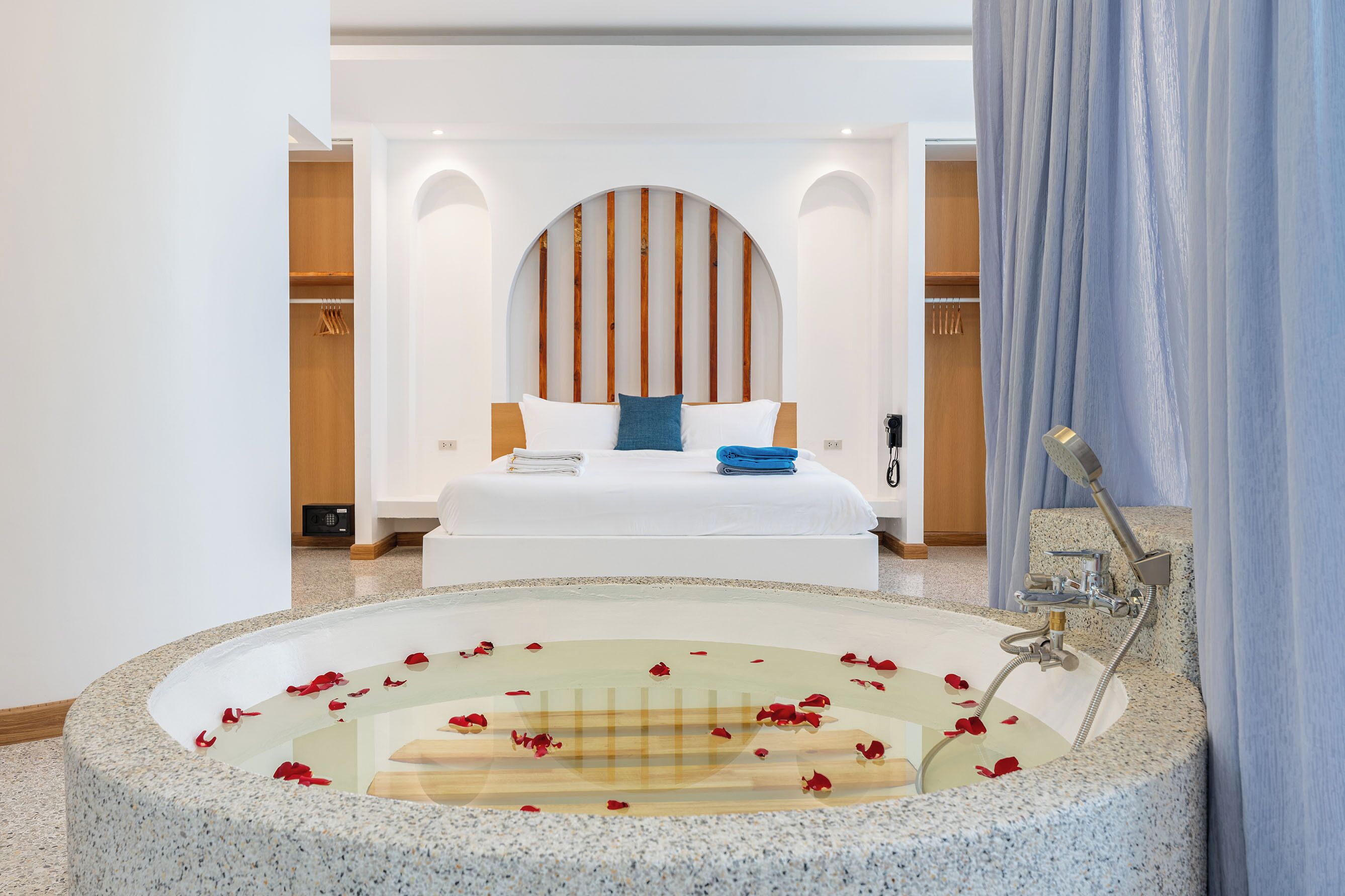 5 bedrooms, iron/ironing board, WiFi, bed sheets