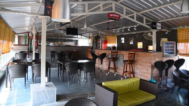 Un restaurant doté d’une terrasse, d’un bar et d’une cuisine ouverte.