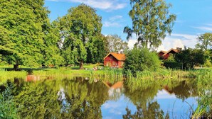 Property grounds - Cottage with Natural Plot and Sauna on Mjörn | SE09134 (Hjälteby)