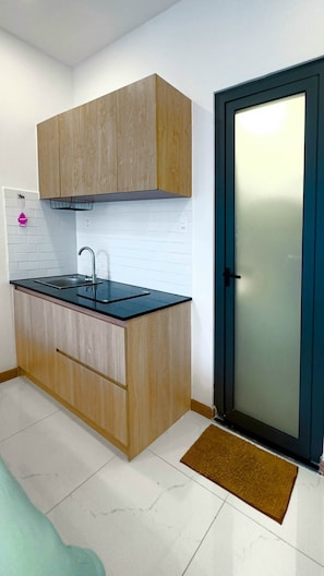 Deluxe Double Room, Balcony | Private kitchenette | Fridge, stovetop - Lunaria Maison - Local Side (Ho Chi Minh)
