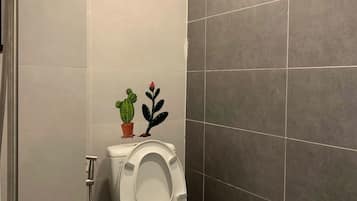 Chambre Familiale | Salle de bain | Douche, articles de toilette gratuits, sèche-cheveux