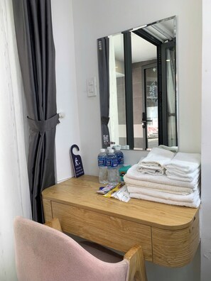 Family Room | Desk, free WiFi - Lunaria Maison - Local Side (Ho Chi Minh)