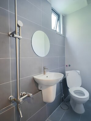 A modern bathroom with a shower, sink, and toilet. - Lunaria Maison - Saigon Local, District 3 (Ho Chi Minh City)