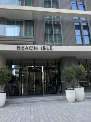 Exterior detail - 2BR beachfront apartment with rooftop pool & Palm Jumeirah views (Dubai)