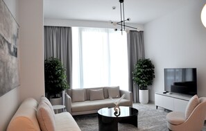 Smart TV - 2BR beachfront apartment with rooftop pool & Palm Jumeirah views (Dubai)