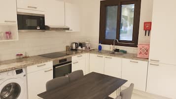 Réfrigérateur, micro-ondes, plaque de cuisson, lave-vaisselle