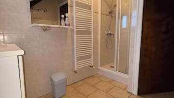 Douche, sèche-cheveux, serviettes fournies, papier toilette