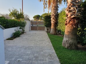 Property grounds - Cozy vacation home with private pool 5 minutes from the beach (Torre dell'Orso)