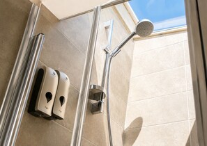 Hair dryer, towels, soap, toilet paper - Michelangelo Apartment (Toscana)