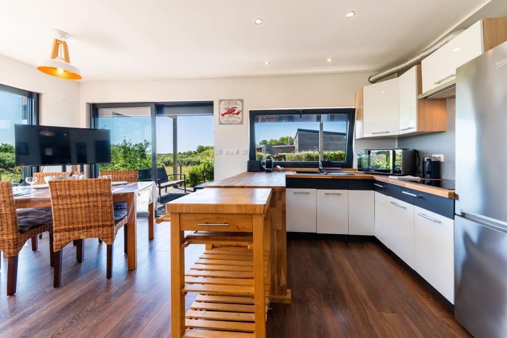 Kjøleskap, mikrobølgeovn, ovn og kokeplater