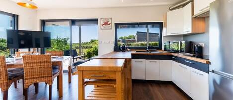 Kjøleskap, mikrobølgeovn, ovn og kokeplater