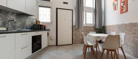 Kjøleskap, mikrobølgeovn, oppvaskmaskin og brødrister