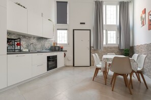 Réfrigérateur, micro-ondes, lave-vaisselle, grille-pain
