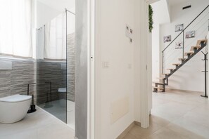 Douche, bidet, serviettes fournies