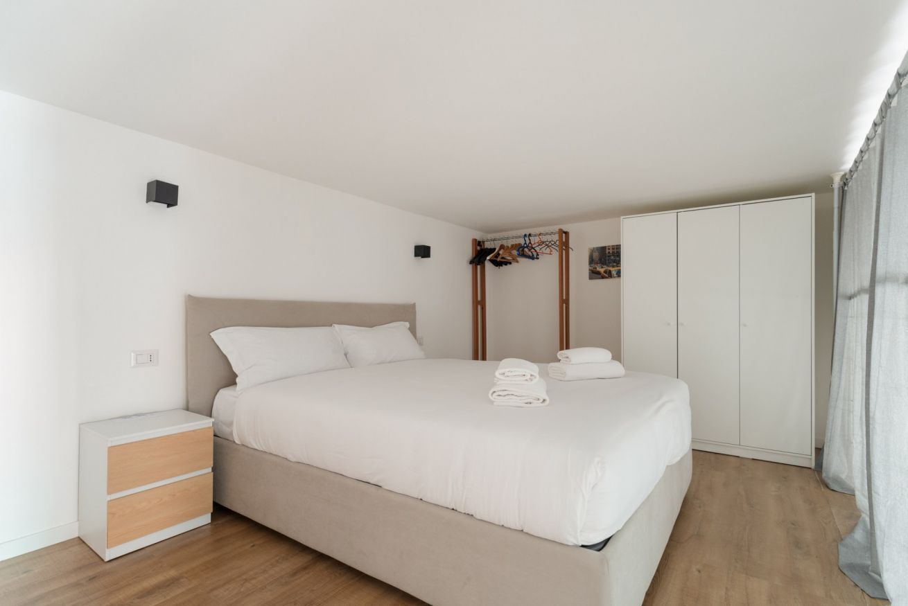 2 habitaciones y tabla de planchar con plancha 