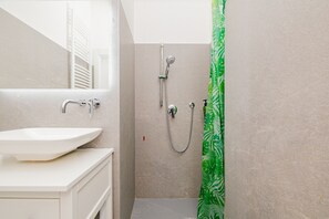 Shower, hair dryer, bidet, towels - Bnbest San Siro Apartment 4 pax (Milano)