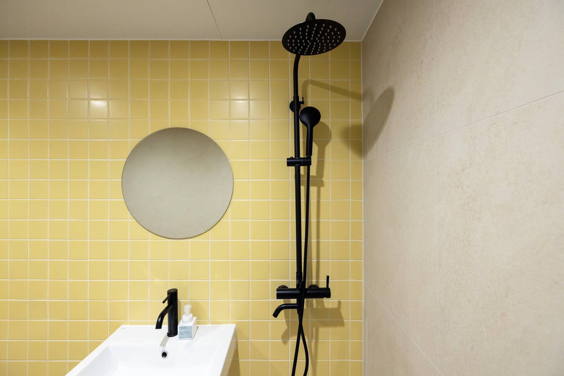 Cortinas blackout, quartos à prova de som, Wi-Fi de cortesia