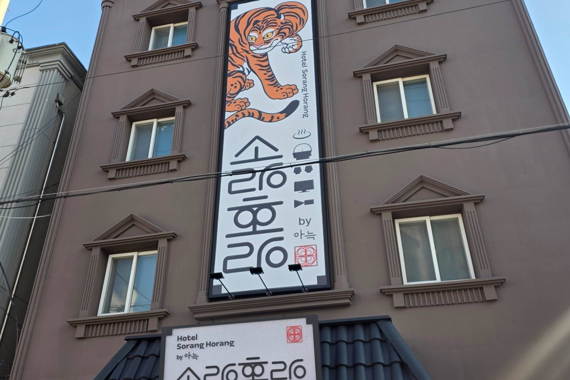 Blackout curtains, soundproofing, free WiFi