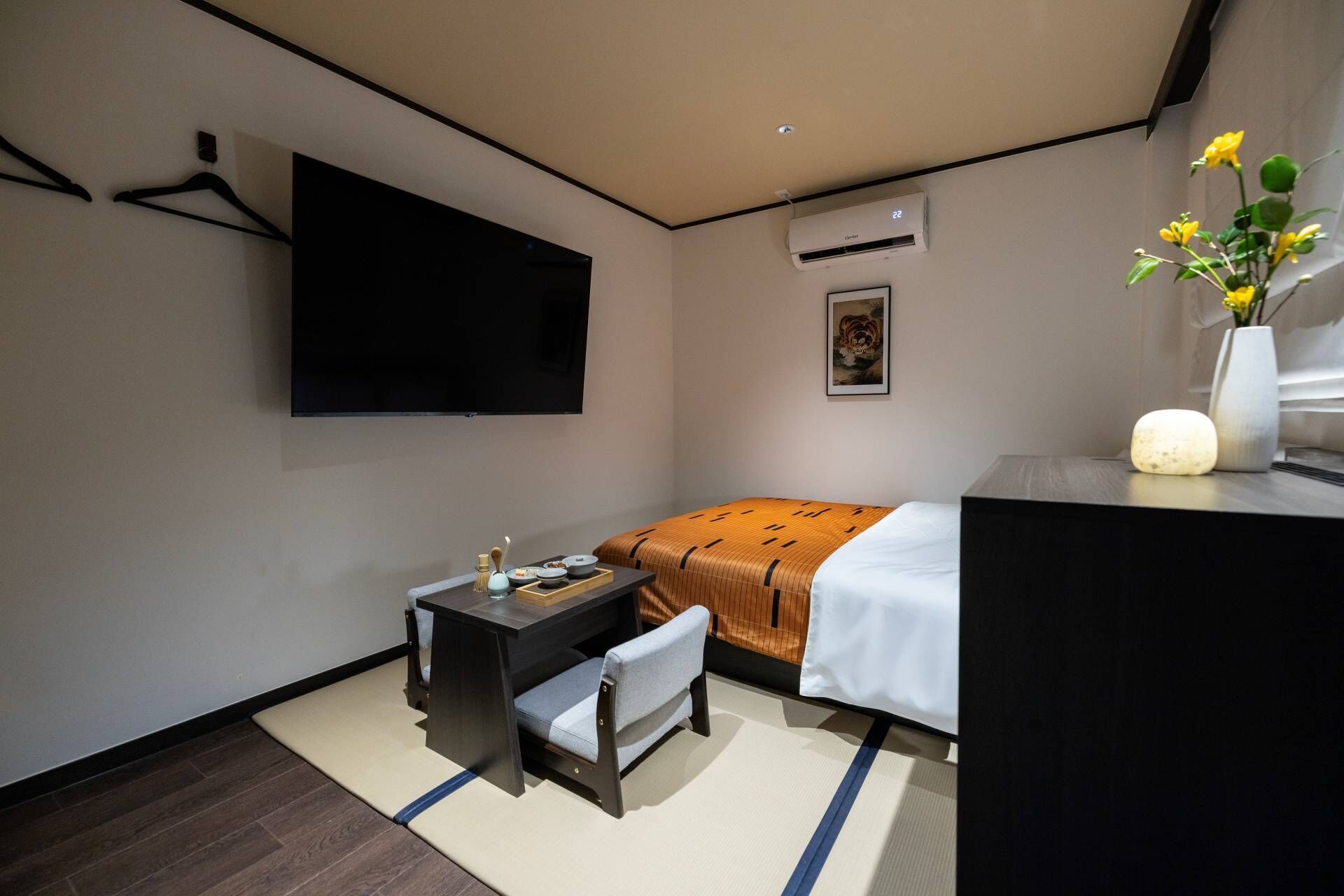 Quarto luxo | Cortinas blackout, quartos à prova de som, Wi-Fi de cortesia