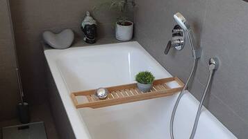 Dusche, Haartrockner, Bidet, Handtücher