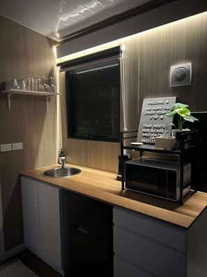 Frigorifero, microonde, piano cottura, tostapane