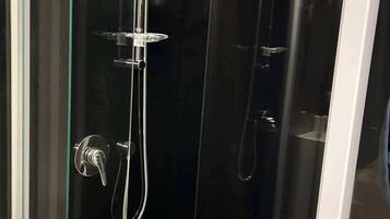 Ducha, secador de pelo y toallas