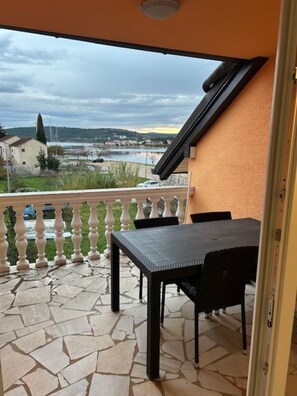 Outdoor dining - Beautiful apartment on top floor, lake view (Bilice)